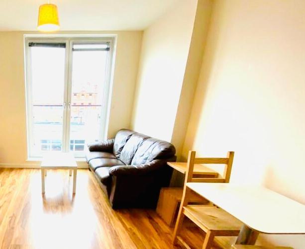 Apartment Centrally Located 3 Bed Cardiff